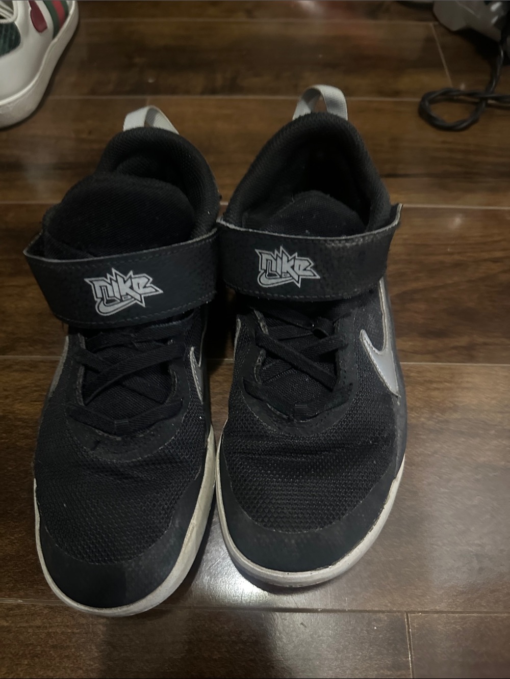 Nike - Team Hustle D10 - CW6736004 - Color: Black - Size: 1 Youth